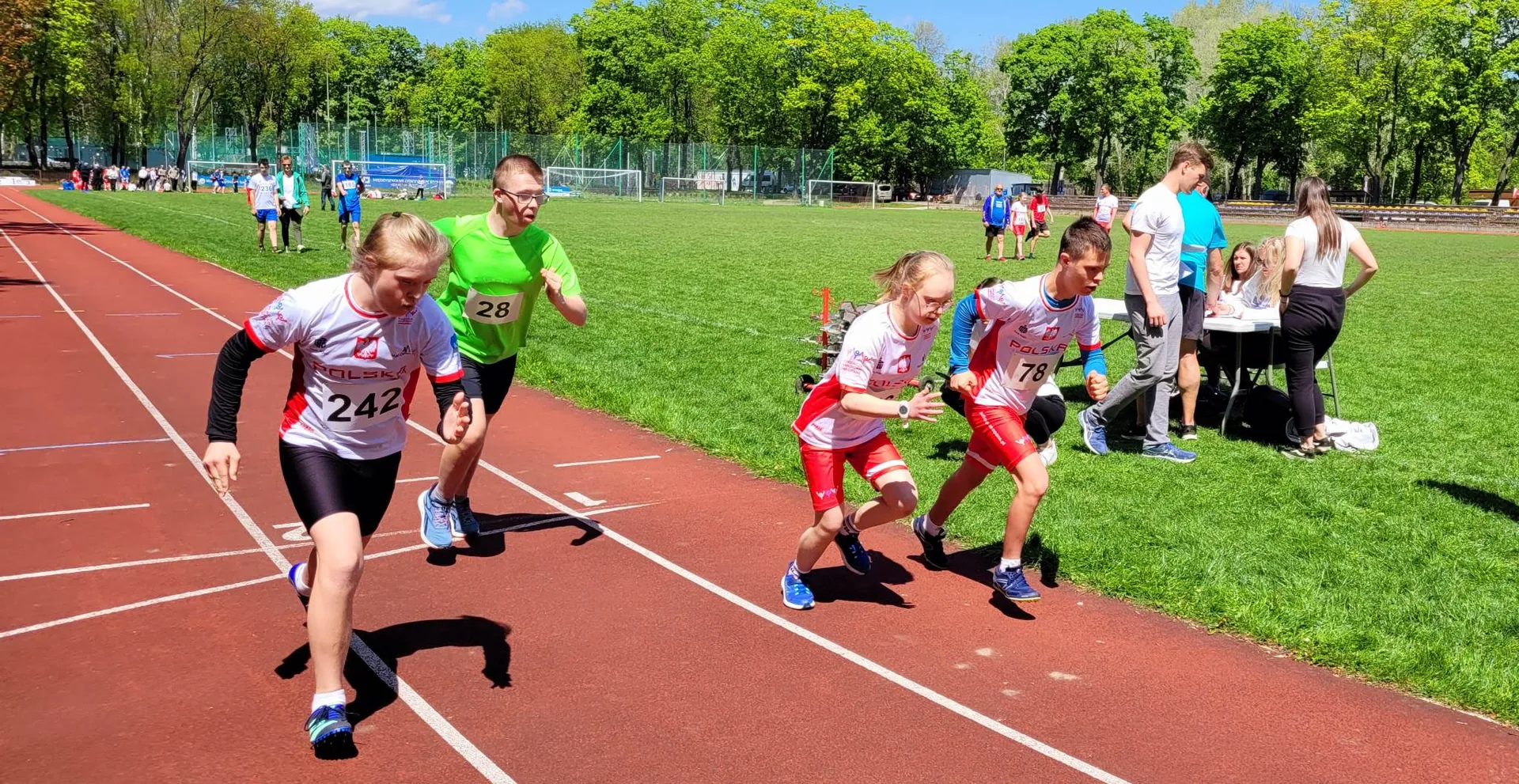 Dzieci biegające na bieżni lekkoatletycznej